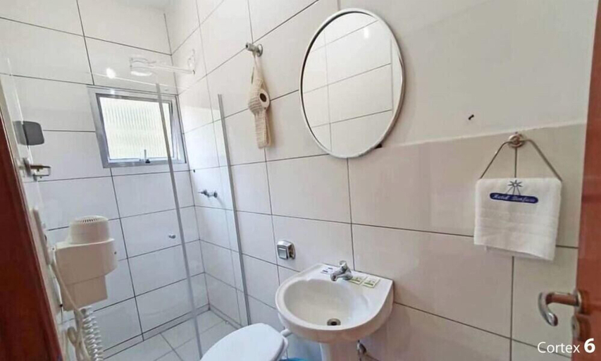 Bathroom 5, Hotel Benfica, Aparecida