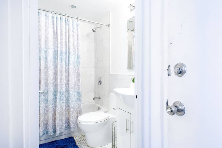 Room 2, 62-3b Studio Prime UES Walk to Central Park, New York