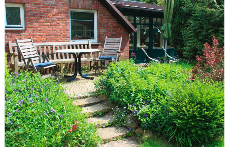 Outdoor dining, Reetdachhaus in Burhave, Wesermarsch