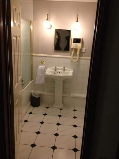 Bathroom 3, Ty Newydd Country Hotel, Rhondda, Cynon, Taff