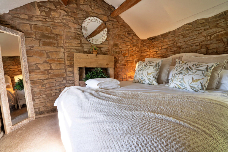 Room 3, Barn in Peak District With Countryside Views, Derbyshire