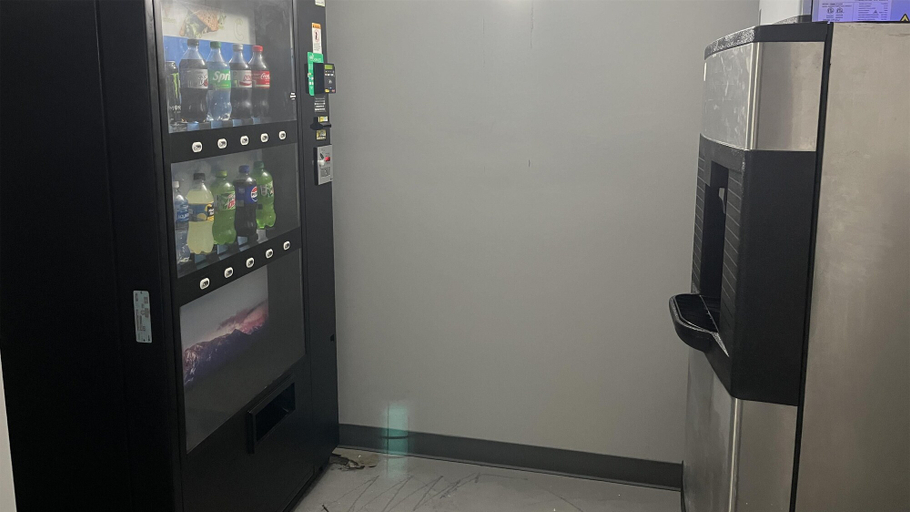 Food & Drinks 5, Motel 6 Rockford, IL – RFD Airport, Winnebago