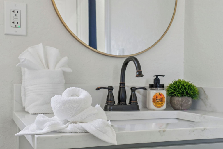 Bathroom 2, Cozy Historic Gem: 5 Mins to Downtown SA, Bexar