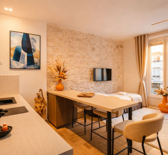 Room 3, 1528 Nazareth, Paris