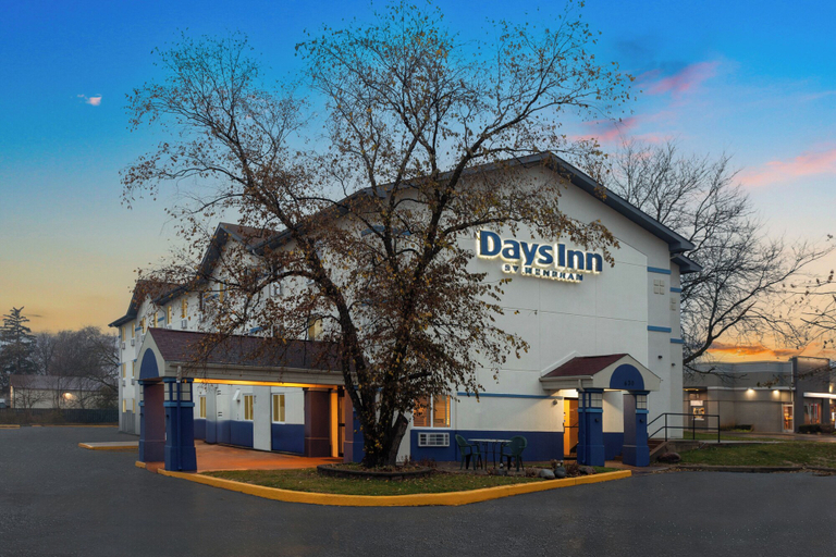 Exterior & Views 2, Days Inn by Wyndham Waukegan, Lake