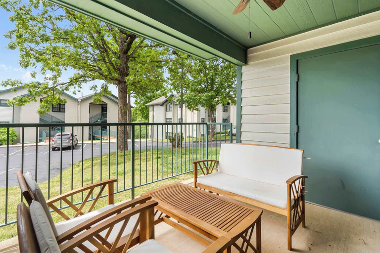 Others 2, Branson Cozy Bungalow in Premier Location!, Taney