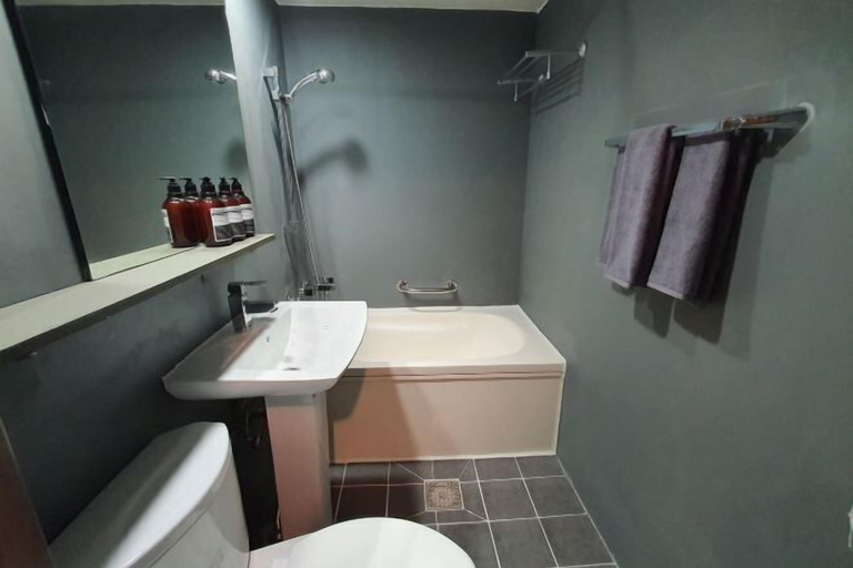 Bathroom 4, Daljee Guesthouse, Jongno