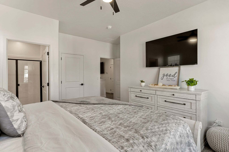 Room 2, Sandstone Haven 4 Bedroom Townhouse, Washington