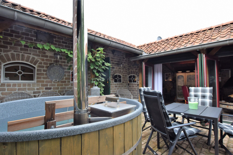 Others 2, Cottage Near Bourtange With Hot Tub, Stadskanaal