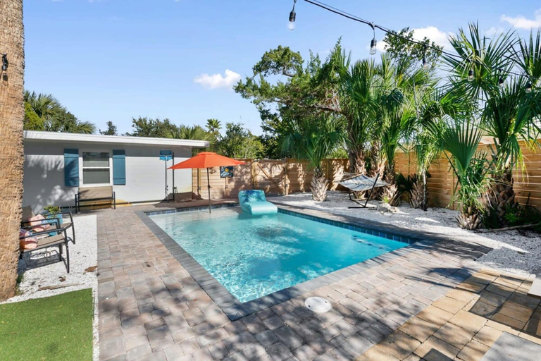 Room 3, Heated Pool Mini Golf Walk to Beach Beach Gear, Saint Johns