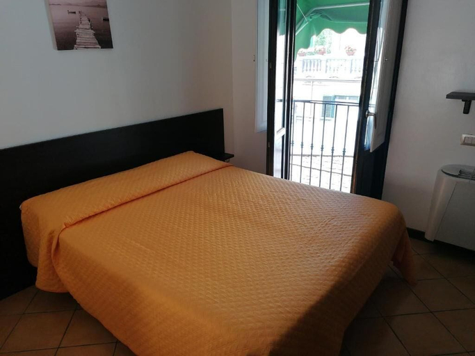Bedroom 2, hotel poseidonia, Salerno