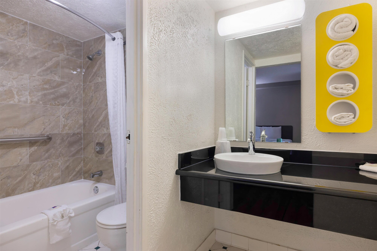 Bathroom 2, Studio 6 - Beaumont, TX, Jefferson