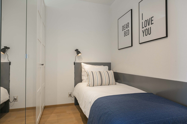 Bedroom 5, Apartment in Den Haag With sea Beach, The Hague