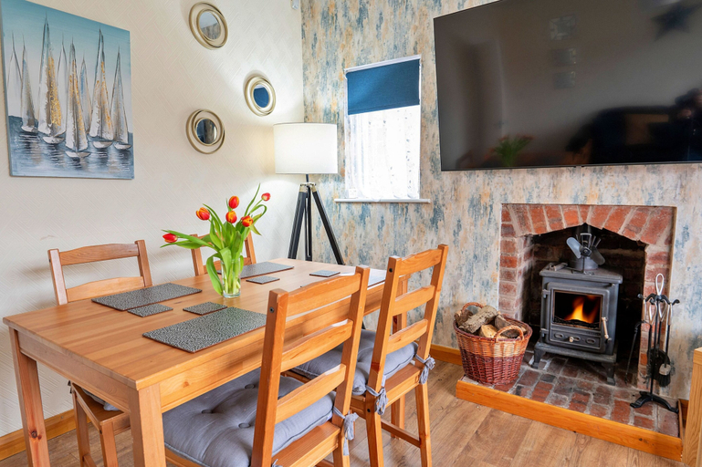 Dining, Seaside Getaway in Kinmel Bay, No Deposit, Conwy