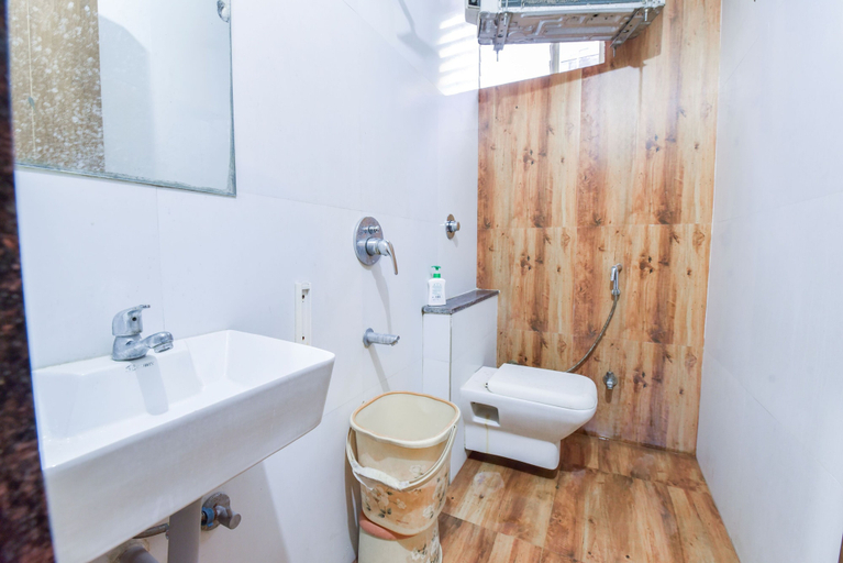Bathroom 4, Loto Hotel, Indore