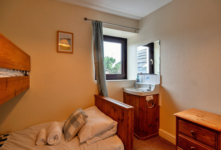 Room 5, Cottage in Sennen Near Sandy Beach, Cornwall