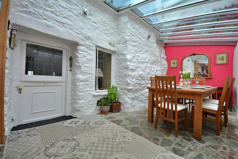 Dining 2, Pet-friendly Coastal Cottage Near Beach, No Deposit, Cornwall