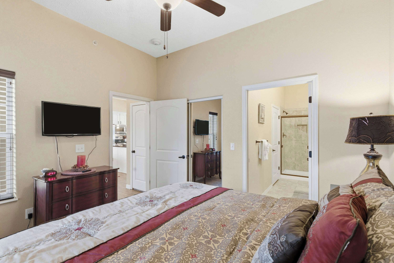 Room 3, Majestic Retreat Stay for 6, Taney