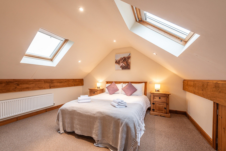 Room 3, Spacious Country House for 14, Holywell, No Deposit, Flintshire