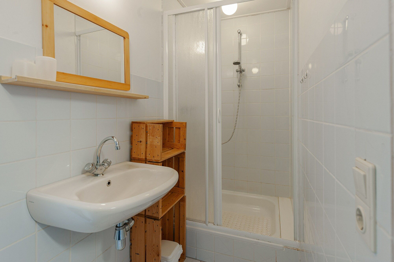 Bathroom 3, Farmhouse by Lauwers River With Rowing Boat, Kollumerland c.a.