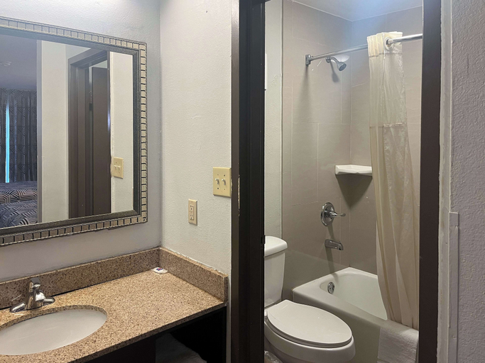 Bathroom 3, Studio 6 Montgomery, Al – Eastern Blvd., Montgomery