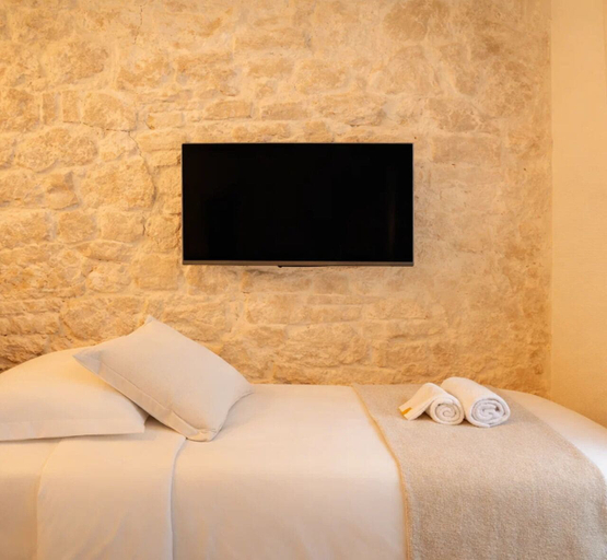 Room 4, 1528 Nazareth, Paris
