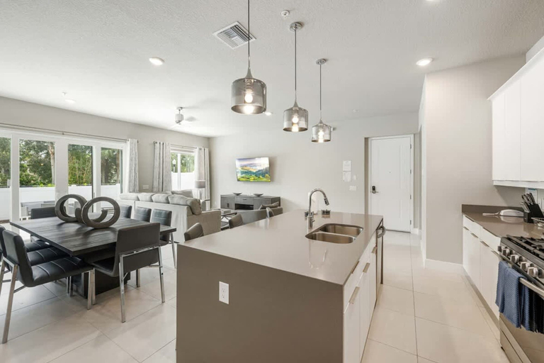 Room 4, Massive 4 000 Sqft Luxury Duplex, Osceola