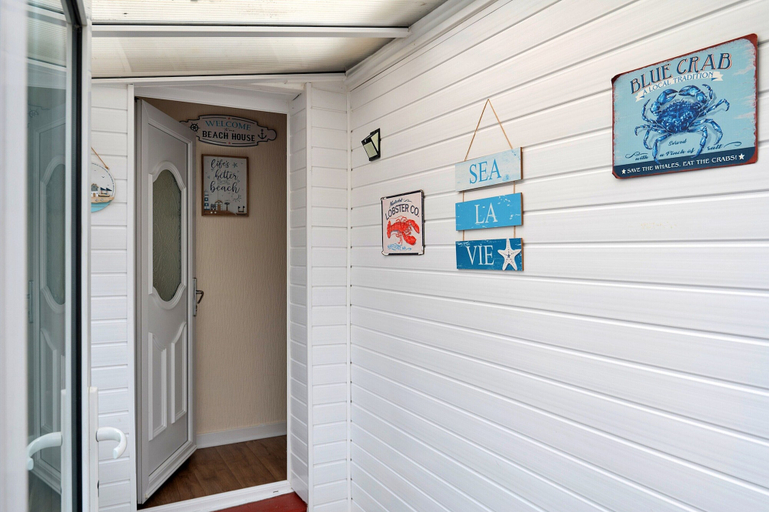 Reception, Seaside Getaway in Kinmel Bay, No Deposit, Conwy
