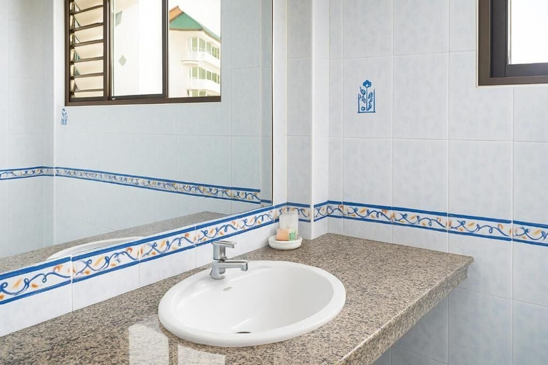 Bathroom 3, Riviera Guesthouse Patong, Pulau Phuket