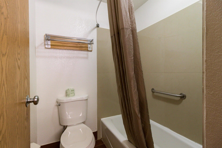 Bathroom 4, Motel 6 Davenport, IA, Scott
