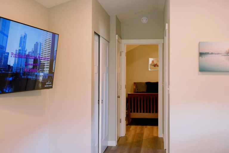 Interior 2, Skyriver Escape Riverfront With Hot Tub, Snohomish