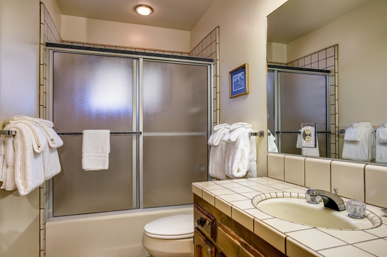 Bathroom 3, Coyle's Cabin, Mariposa