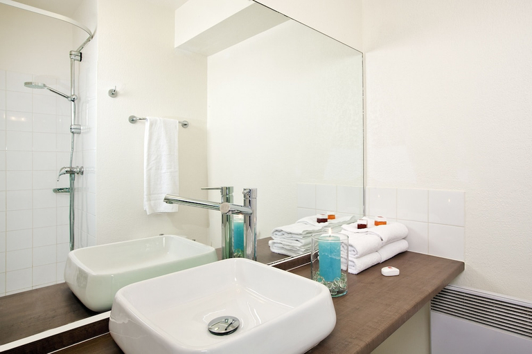 Bathroom 4, Sejours & Affaires Courbevoie Grande Arche, Hauts-de-Seine