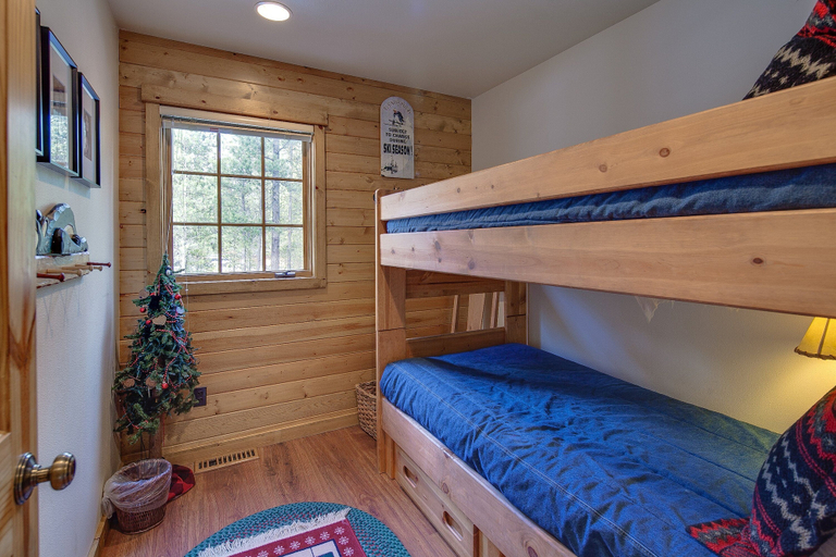 Interior 5, Diamond Peak 2, Deschutes