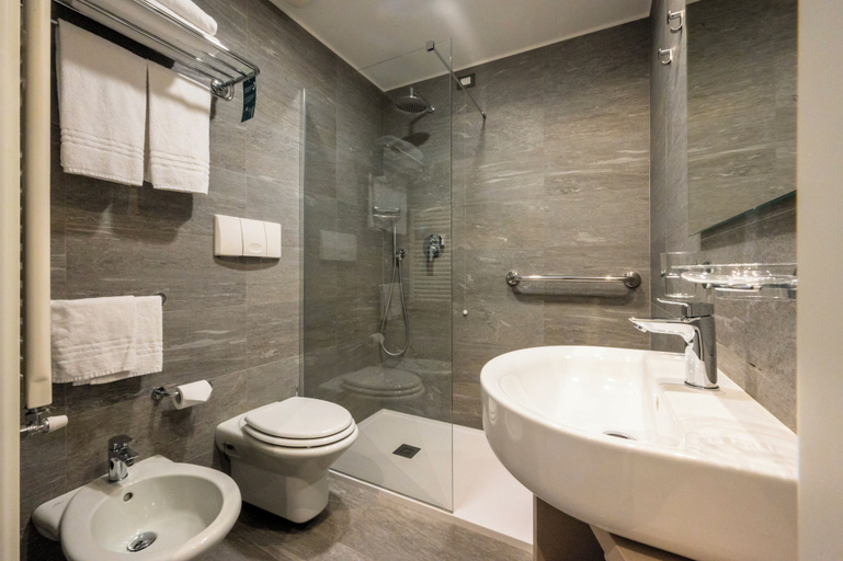 Bathroom 4, Airport Hotel, Bergamo