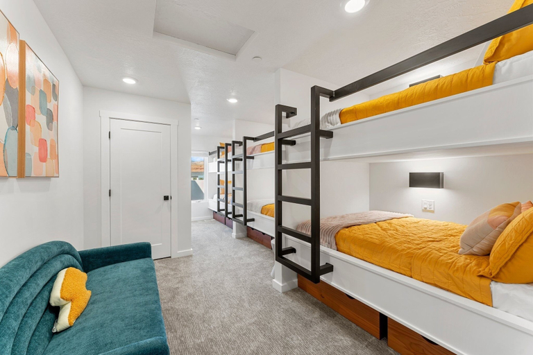 Room 4, Sand Cove Retreat 5 Bedroom Townhouse, Washington