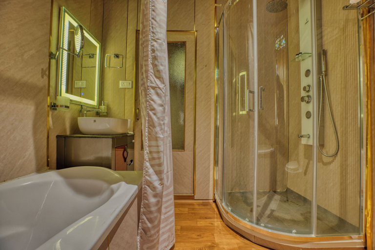 Bathroom 5, New Alexandra Houseboats, Srinagar