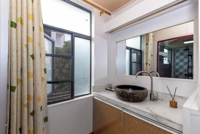 Bathroom 4, Yangshuo Xingping Our Inn-Near 20 Yuan Background, Guilin