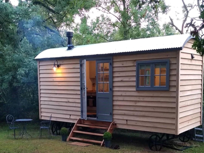 Exterior 3, Shepherd's Hut in Sussex With Fire Pit & Wildlife, West Sussex