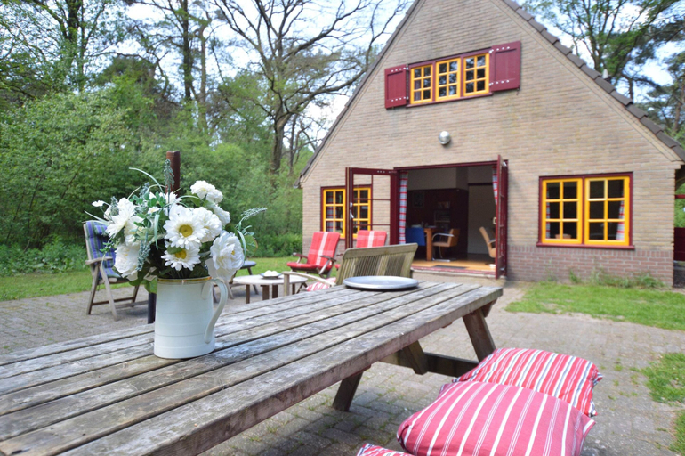 Balcony 2, Cozy Holiday Home near Forest in Zuidwolde, De Wolden