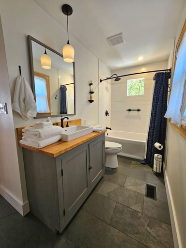 Interior 2, Charming 4 BR W/ Hot Tub 3 Kings Walk to Downtown, Monroe