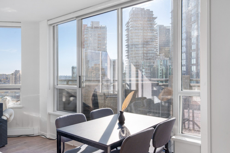 Room 4, Luxe 2BR Condo w Skyline Views In-suite Laundry, Greater Vancouver