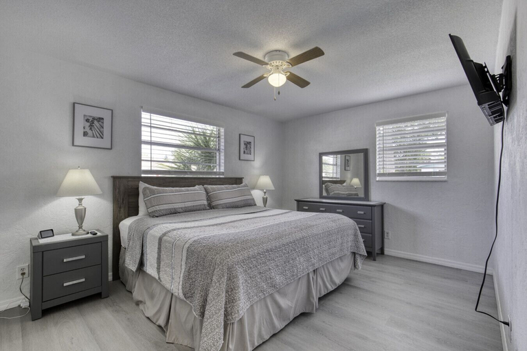 Interior 4, Coquina Cabana With Fenced Yard and Adorable Decor, Volusia