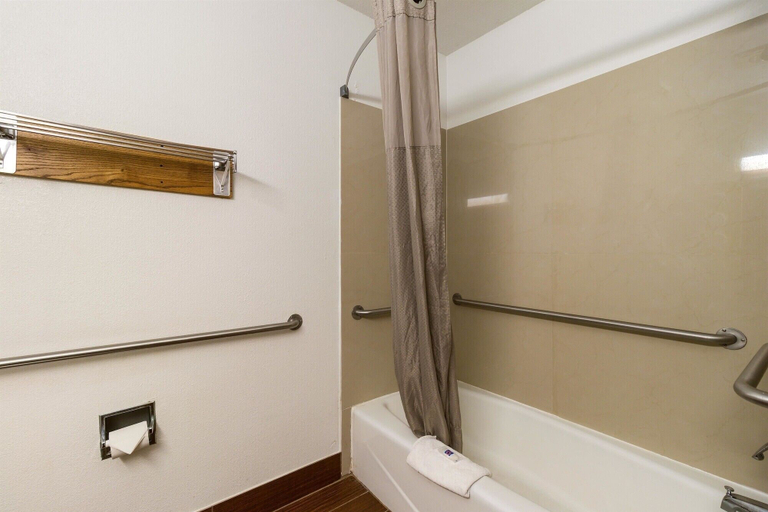 Bathroom 4, Motel 6 Davenport, IA, Scott