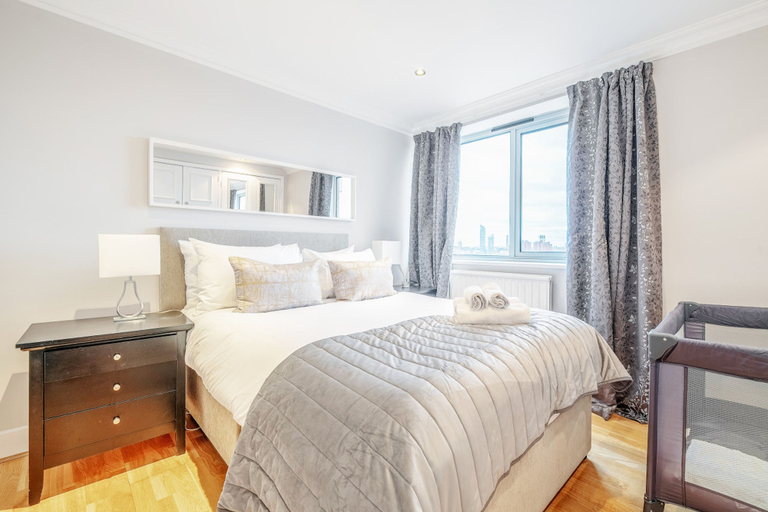 Room 5, Stunning Flat in Chelsea Kings Road With Balcony, London
