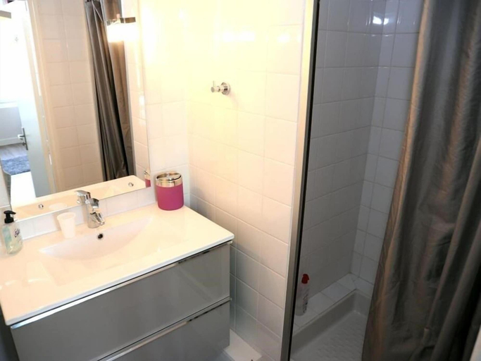 Bathroom, 6 Rue Dupuy, Charente