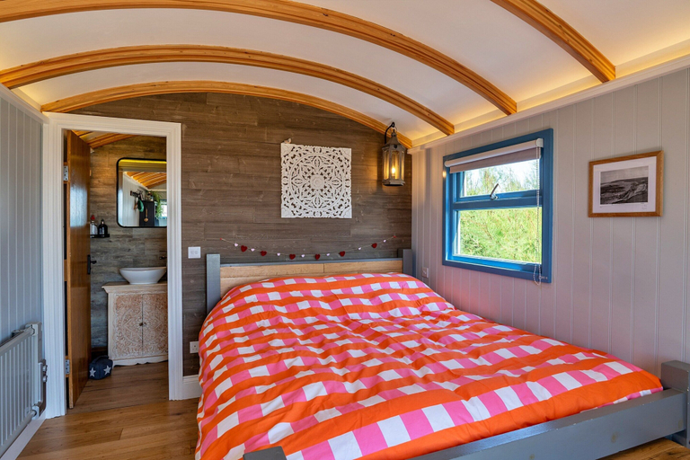 Room 5, Lodge in Cornwall With Widemouth Bay Views, Cornwall
