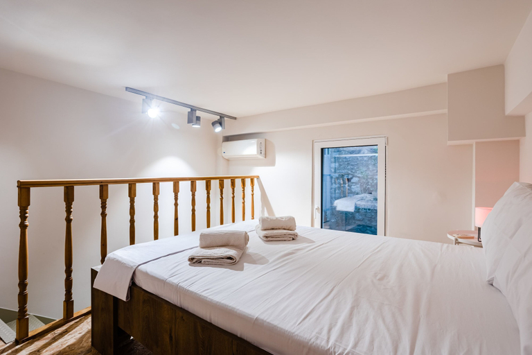 Room 4, Uncover Kalamata s Hidden Gem - Cosy City Nest, Peloponnese