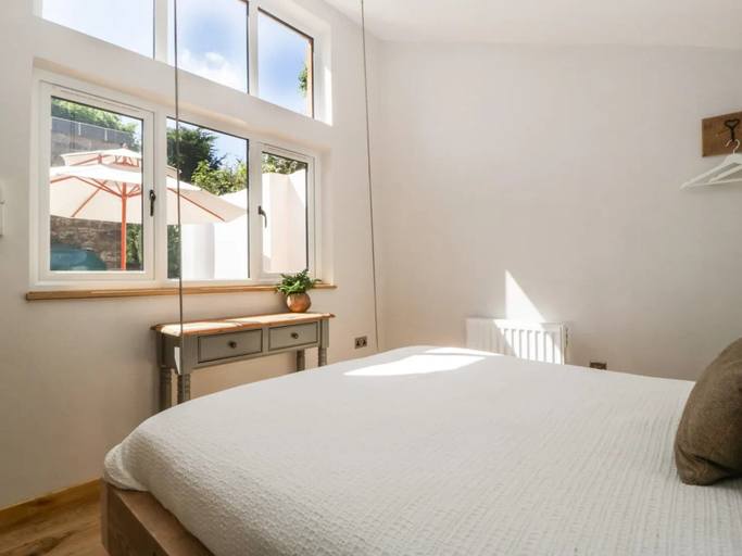 Room 5, Barn in Devon With Stargazing Bed, Devon