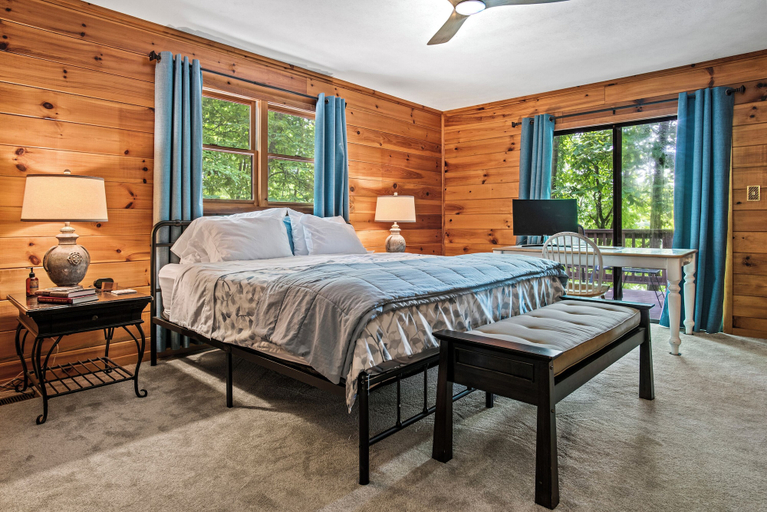 Interior 2, Dogwood Cabin, Stephens